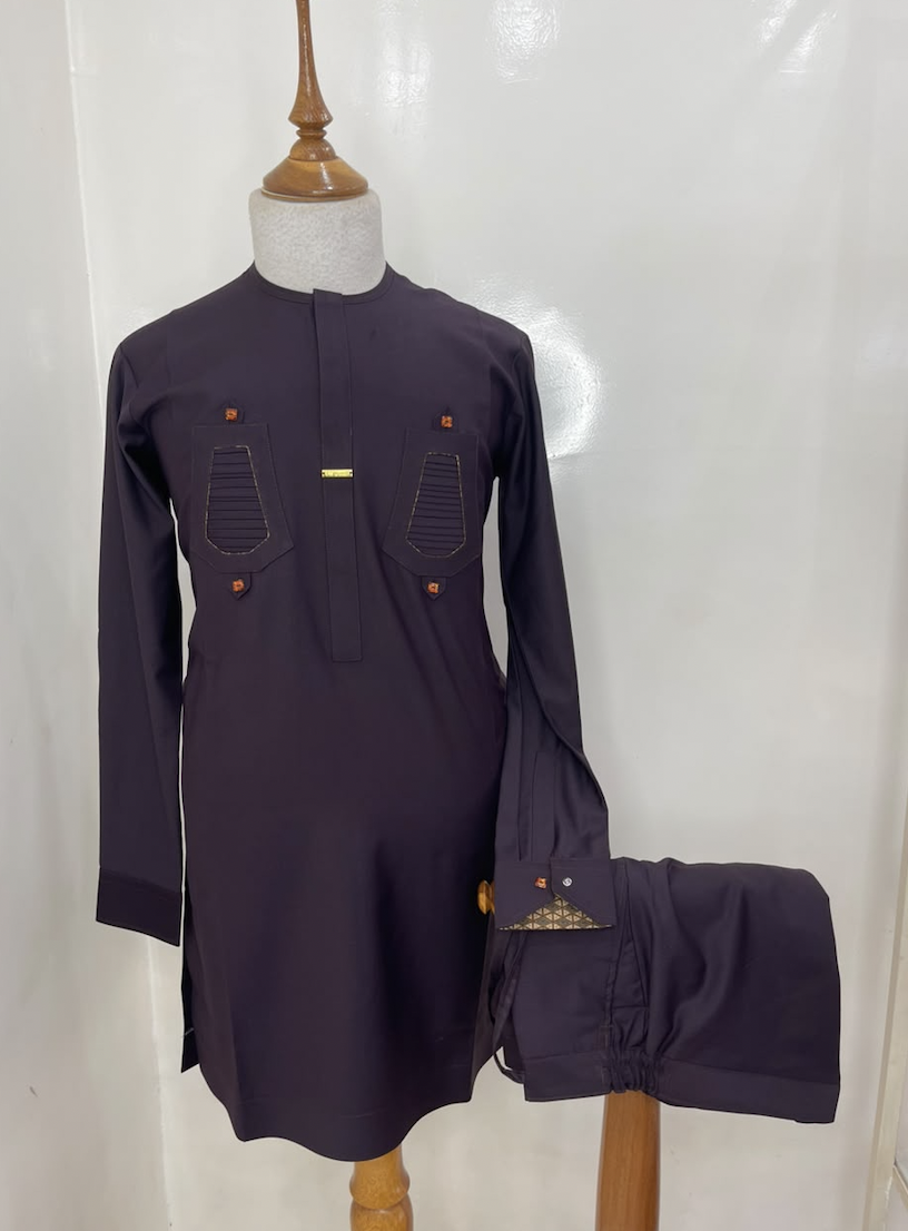 Ensemble africain homme — bordeaux, coupe simple détaillée — photo réelle fournie par la boutique